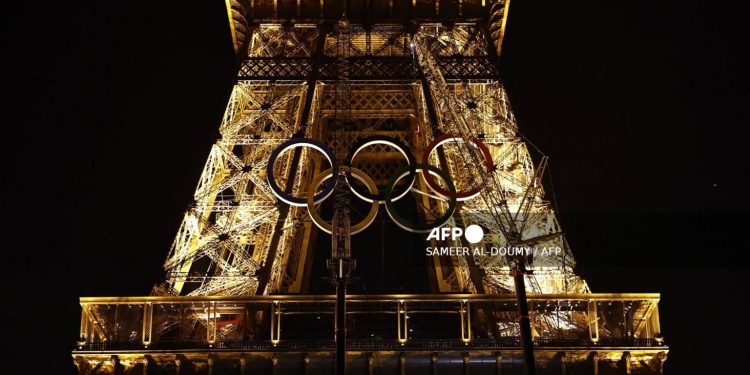 OLYMPICS FINAL DAY: Man Arrested for Climbing Eiffel Tower