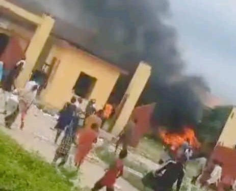 Niger Police Arrest 11 as Hoodlums Burn LG Secretariat, Cars