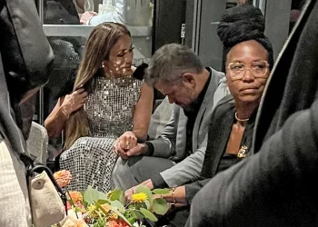 POST-DIVORCE CHAT: Jennifer Lopez Holds Hands with Matt Damon