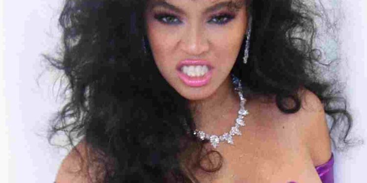 Beyonce Goes Topless, Bares Boobs in Her Hands