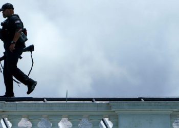 U.S. Secret Service Shoots Armed Suspect Outside White House