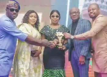 Aare Adetola EmmanuelKing, Honoured with TMnews Leadership Award