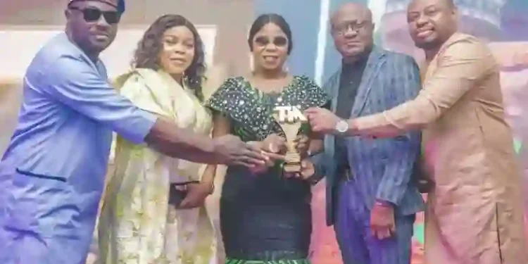 Aare Adetola EmmanuelKing, Honoured with TMnews Leadership Award