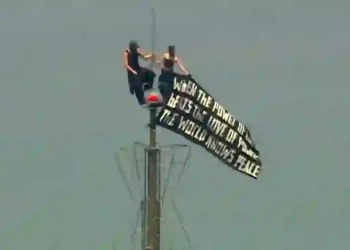 Russian couple arrested after Empire State Building proposal stunt