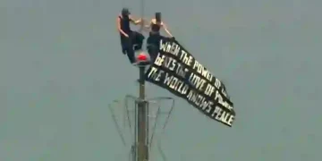 Russian couple arrested after Empire State Building proposal stunt