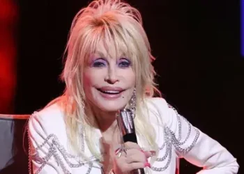 Trump Orders US Flags to Fly at Half-Staff in Honour of Dolly Parton