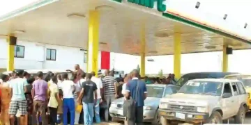 FG Sets Petrol Price at ₦1,350 for 30 Days, Opposition Parties Reject Plan